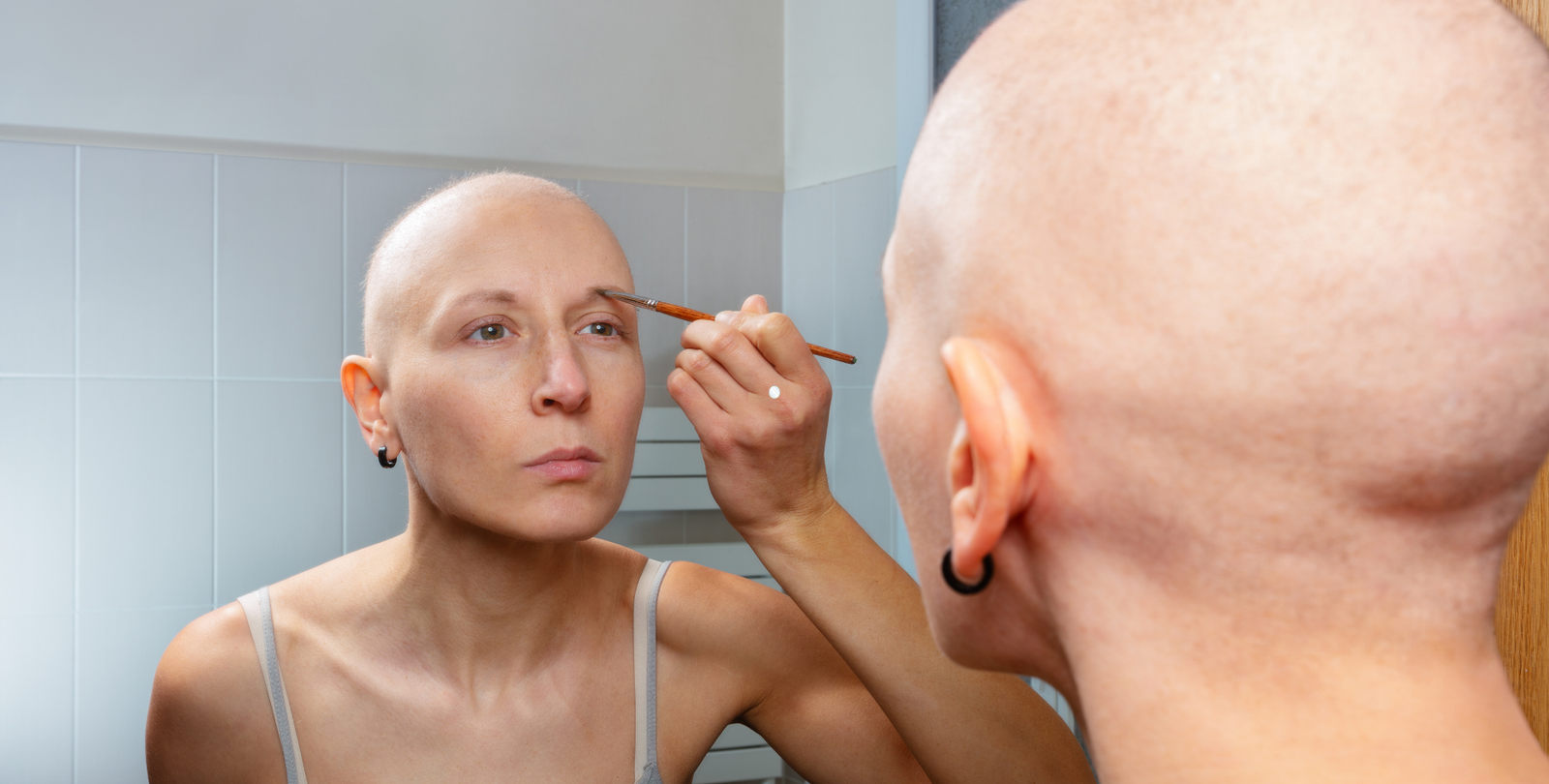 Mujer recuperando el crecimiento de las cejas después de la quimioterapia.