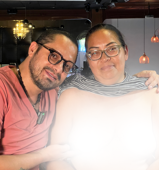 Víctor y una de las pacientes, sonriendo juntos después del procedimiento.

La imagen fue tomada al finalizar una jornada de reconstrucción por micropigmentación,
realizada durante un evento en Ciudad de México.